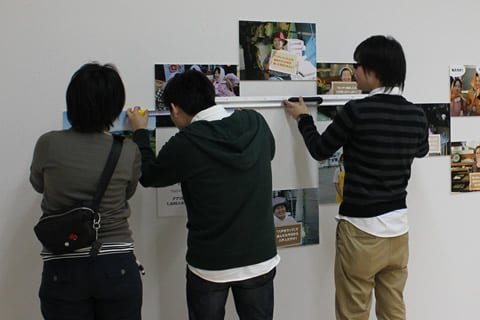 iPhoneアプリ展覧会パネル貼り