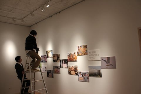 展示用パネルに照明を当てる