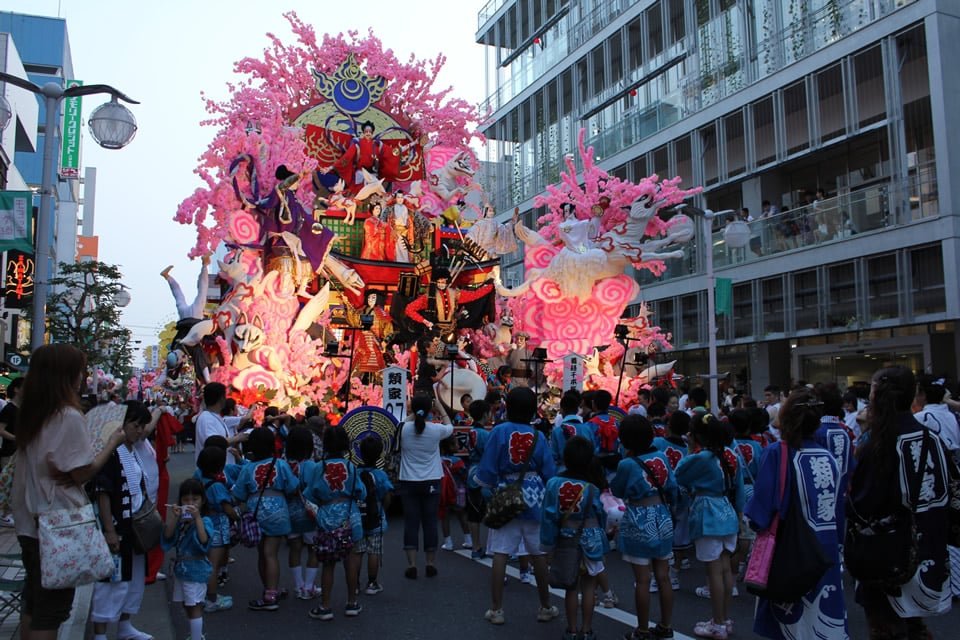 八戸市中心街を歩行者天国にして八戸三社大祭の山車を展示
