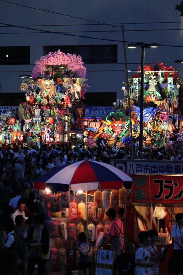 八戸市庁前に展示された八戸三社大祭の山車と夜店