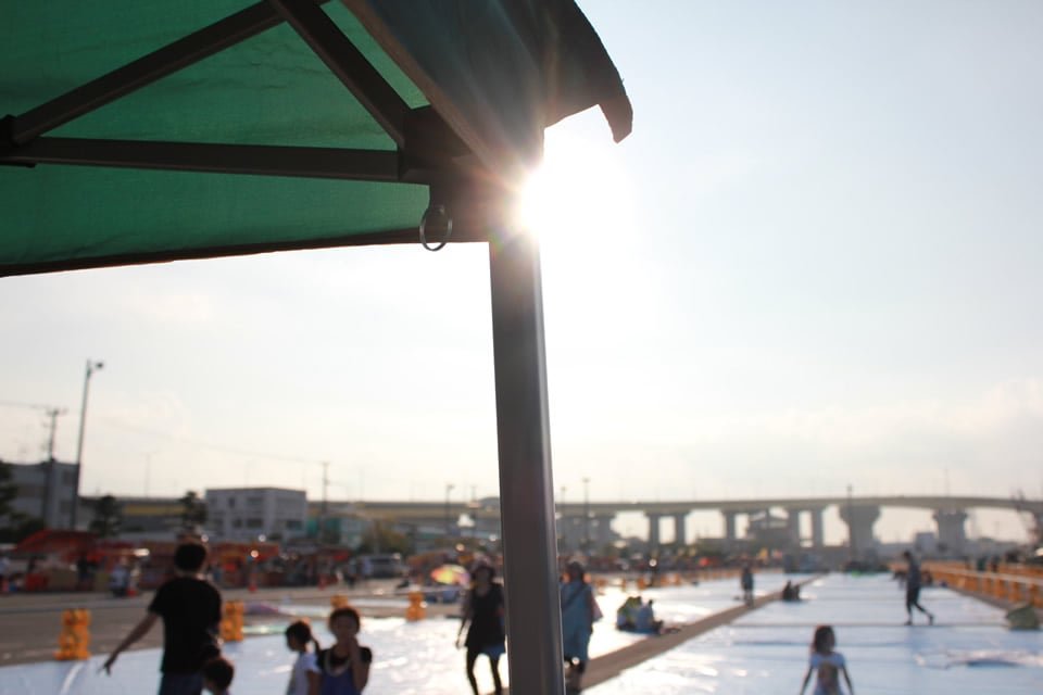 タープと夏の太陽