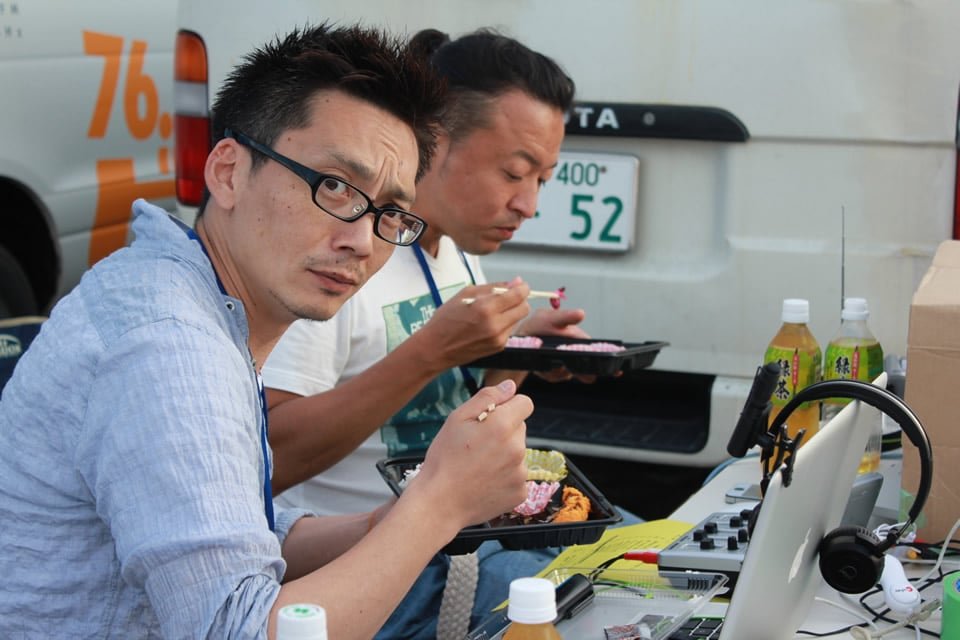 弁当を食べるトライポッドスタジオのメンバー