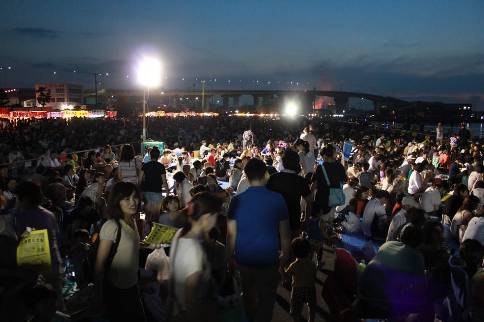 満席になった八戸花火大会の有料観覧席