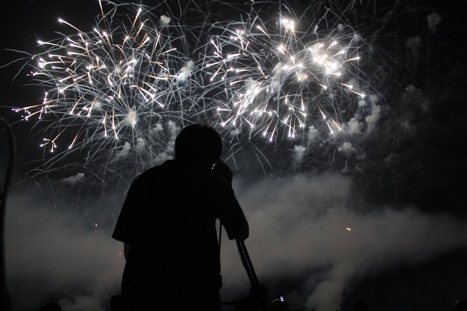 花火とビデオカメラマン