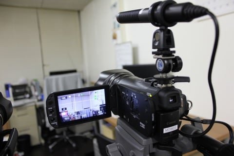 鋭指向性ガンマイクとHDカメラ