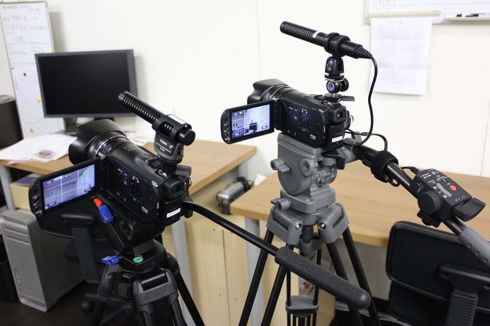 映像制作事業：HDVカメラ、マイク、リモコン、三脚