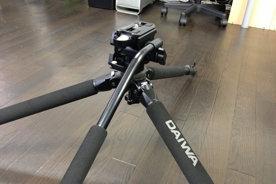 映像制作事業：ローアングル対応三脚