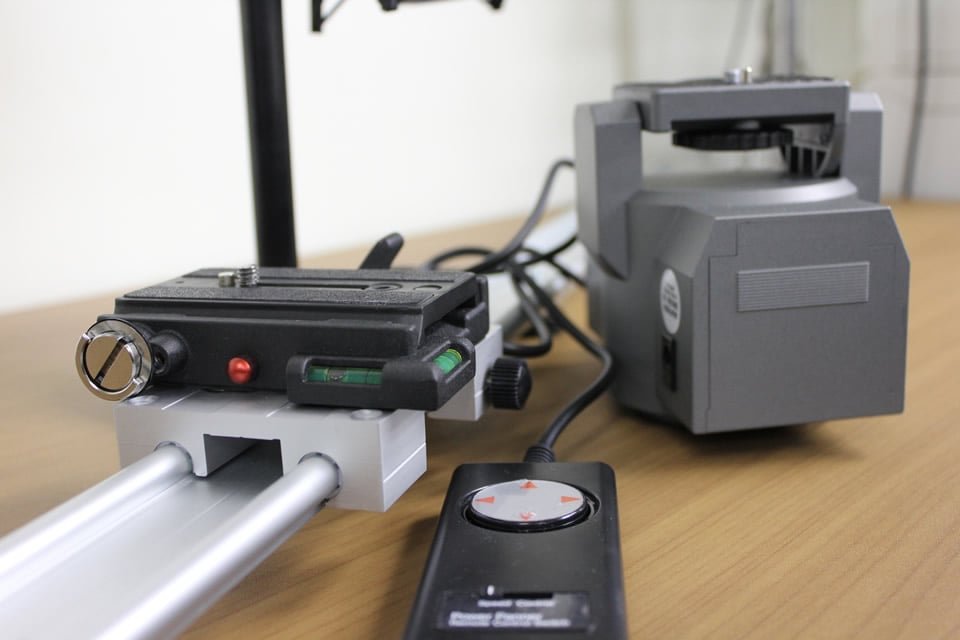 映像制作事業：スライダードーリーと電動雲台