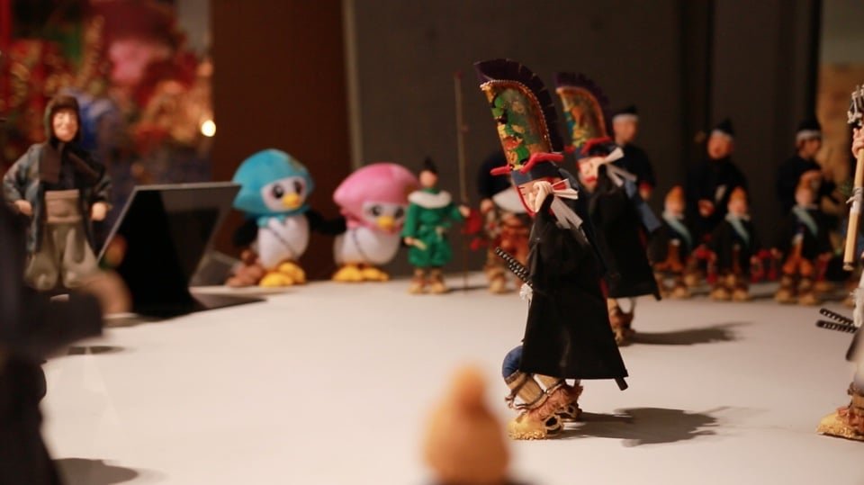 八戸えんぶりの後ろになにかいる...