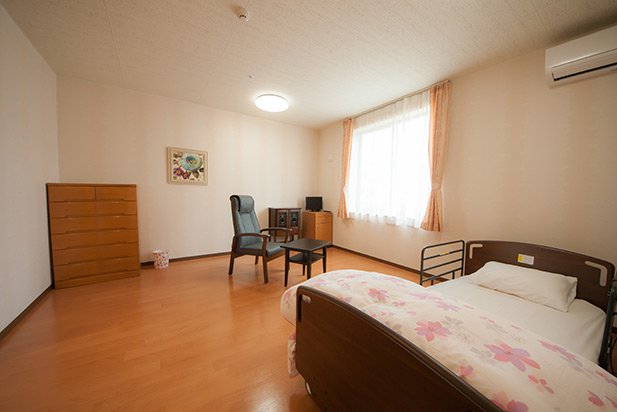 特室：ベッド、布団、タンス、テレビ、トイレ、洗面所、キッチンなどが完備しています。
