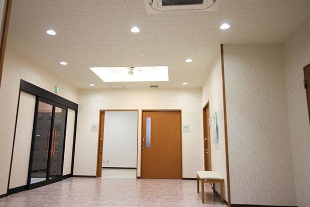 エントランスホール：広々とした明るい空間。全館バリアフリー構造です。