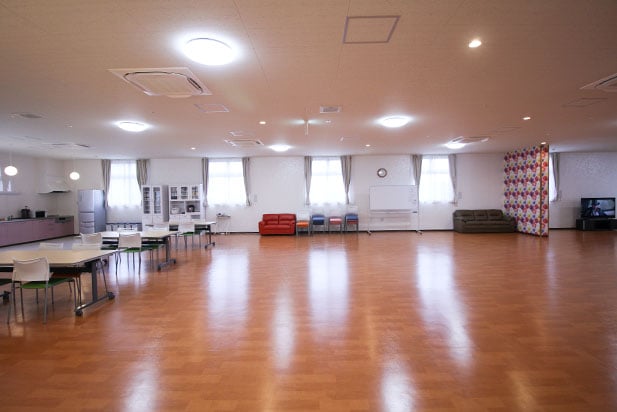 就労・訓練室：295平方メートルの広さを活かした、多彩な訓練やレクリエーションが可能です。