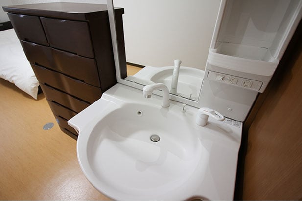 居室：すべての部屋はベッド・布団・タンス・洗面台などの家具付きです。