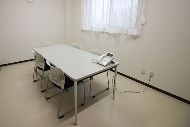 相談室：スタッフが生活上の悩みなどについて適切な支援をいたします。